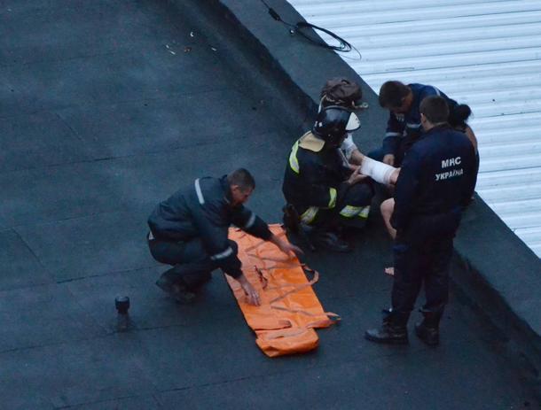 У Південному жінка впала з балкона на дах супермаркету