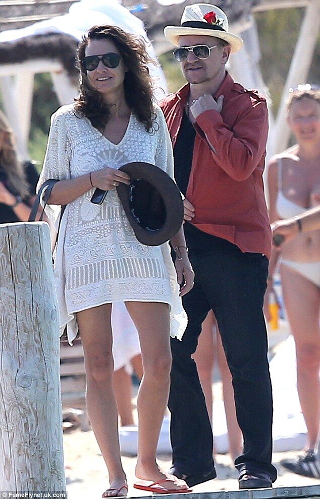 Жена вытащила фронтмена U2 на французскую Ривьеру 