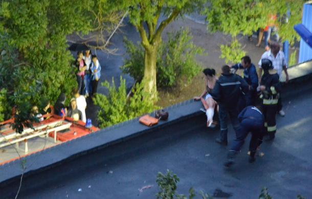В Южном женщина упала с балкона на крышу супермаркета