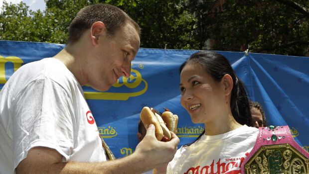 Установлен новый мировой рекорд по поеданию хот-догов
