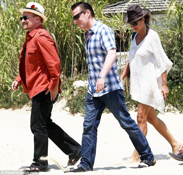 Жена вытащила фронтмена U2 на французскую Ривьеру 