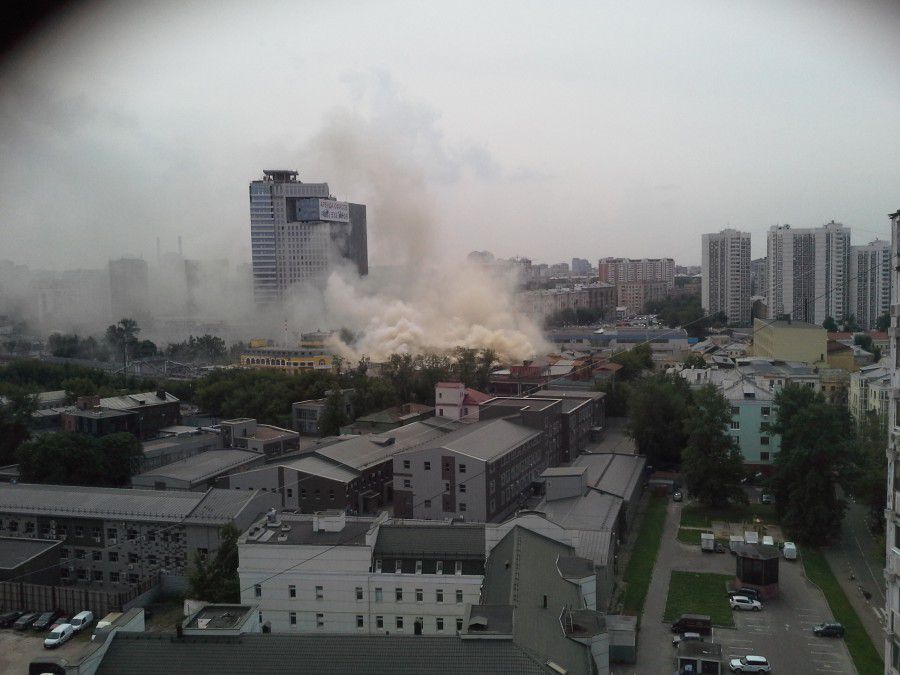 В Москве горит ТЦ у метро