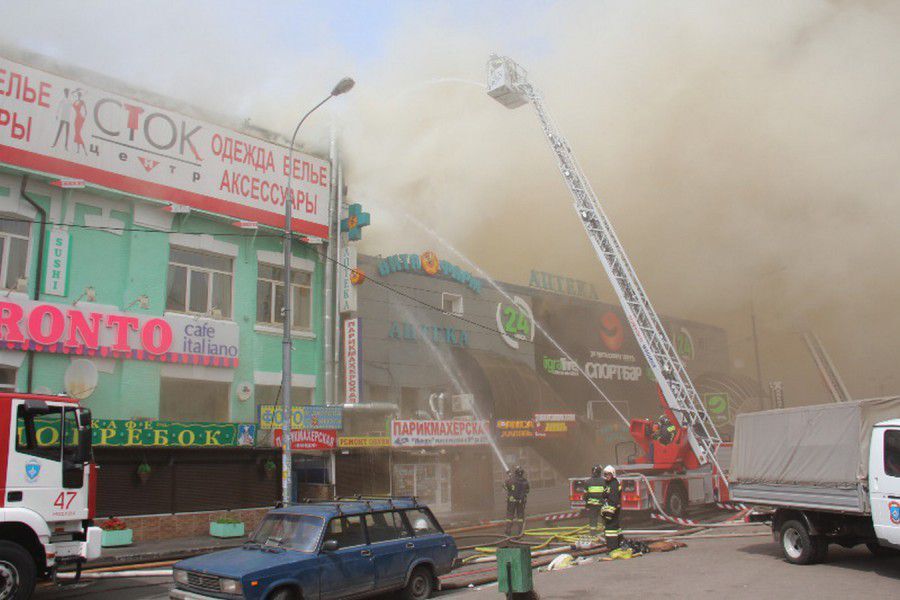 У Москві горить ТЦ у метро