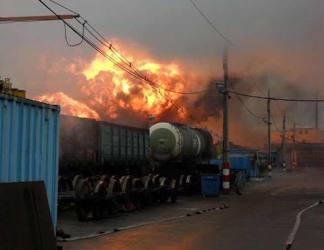 Поезд с нефтью взорвался в черте города в Канаде