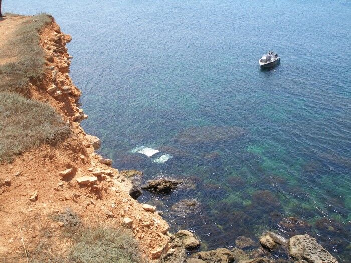 В Севастополе авто упало в море с обрыва