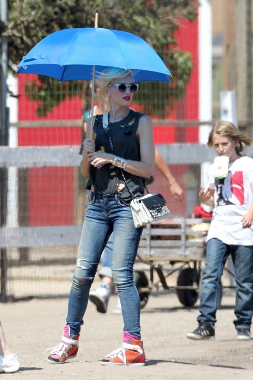 Гвен Стефани поддерживает белизну кожи с помощью зонта