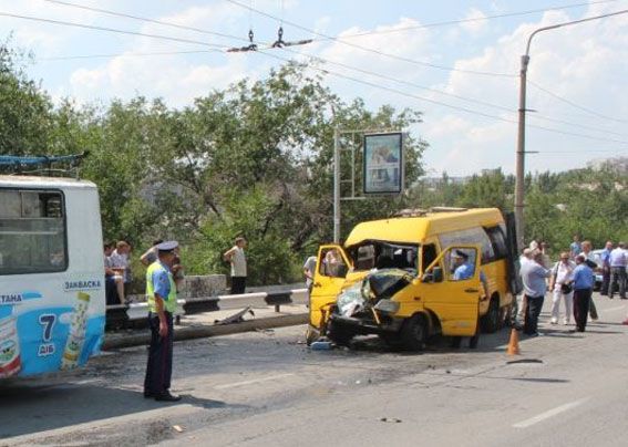 Крупное ДТП в Запорожье: маршрутка влетела в троллейбус