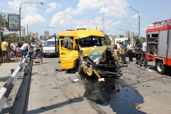 Крупное ДТП в Запорожье: маршрутка влетела в троллейбус