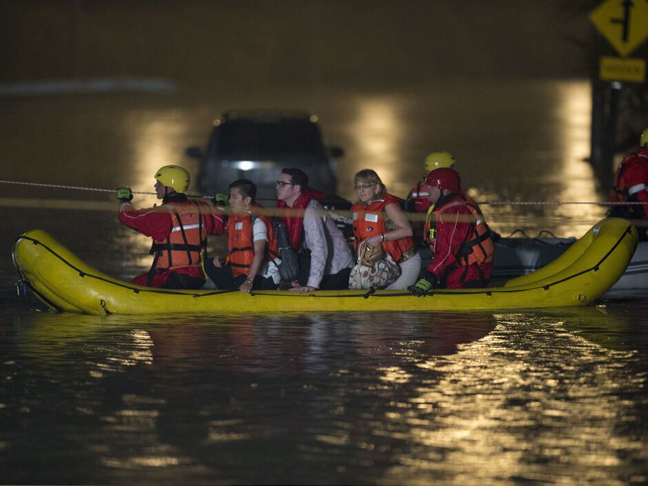 У Торонто із затопленого поїзда евакуювали сотні пасажирів