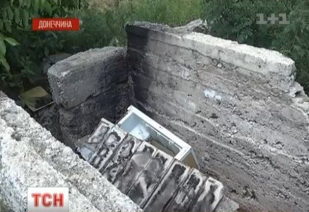 На Донетчине холодильник спас подростков от 300-килограммовой плиты