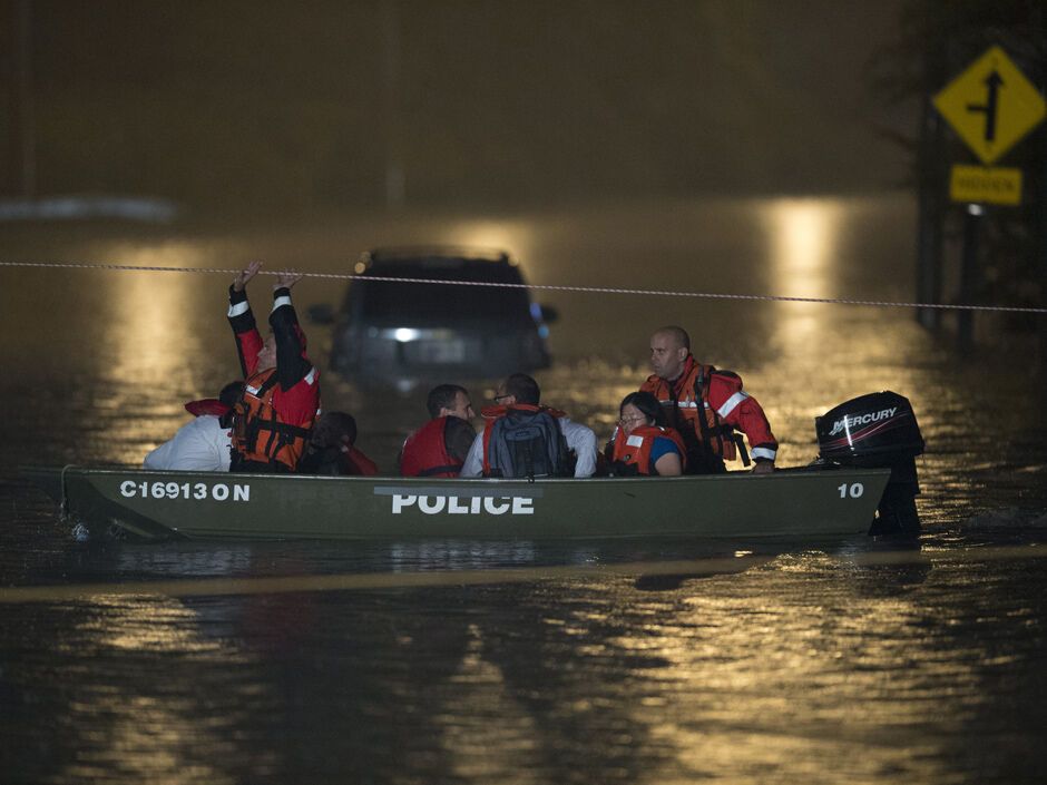 В Торонто из затопленного поезда эвакуировали сотни пассажиров