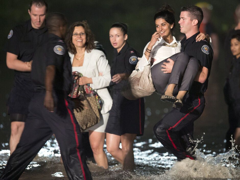 В Торонто из затопленного поезда эвакуировали сотни пассажиров