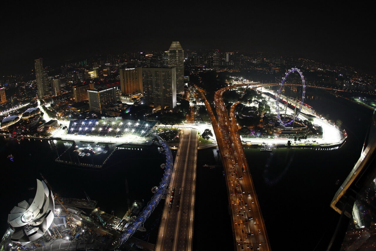 Сингапур приглашает туристов на ночные гонки Формула-1