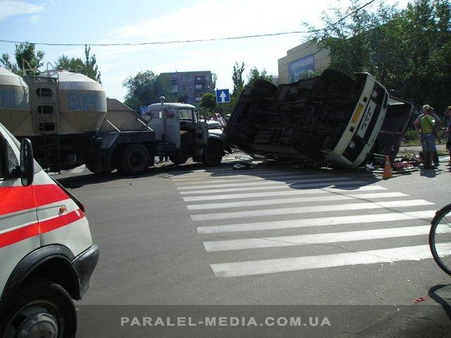 На Луганщине муковоз опрокинул автобус: 14 человек в больнице