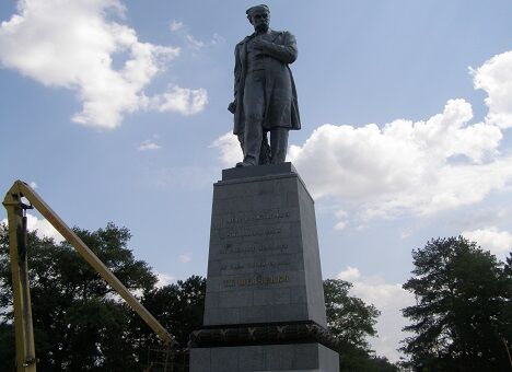 Реставратори пам'ятника Шевченка "підправили" його "Заповіт"