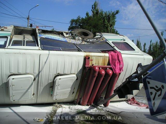 На Луганщине муковоз опрокинул автобус: 14 человек в больнице