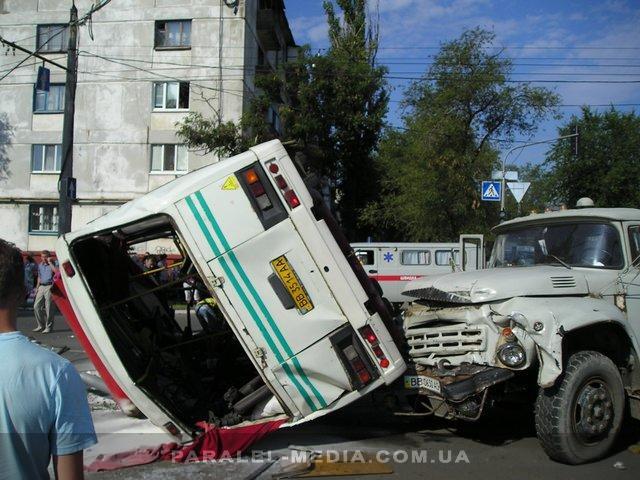 На Луганщине муковоз опрокинул автобус: 14 человек в больнице