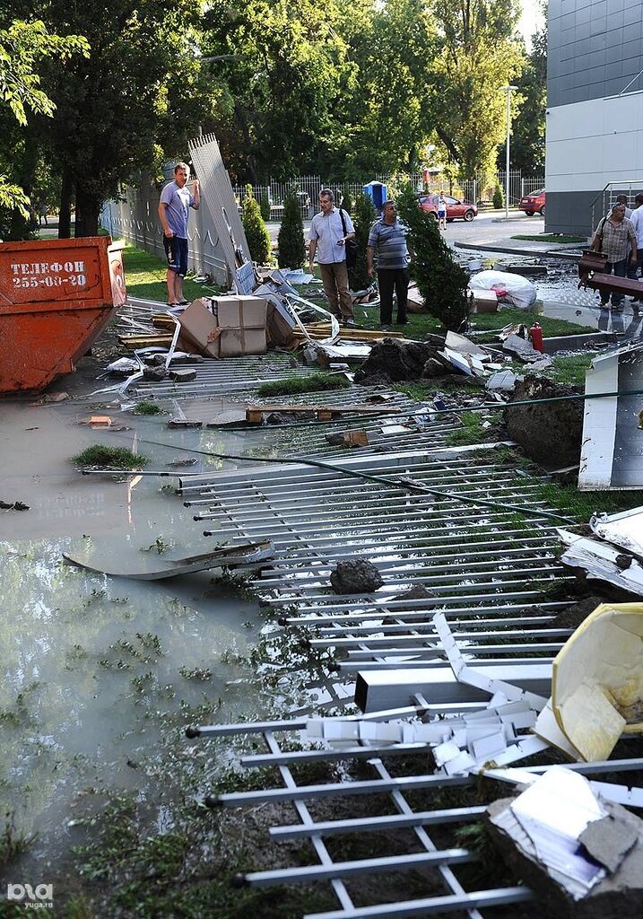 В Краснодаре во время испытаний треснул бассейн