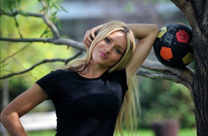 24-х летняя блондинка - самый сексуальный футбольный тренер