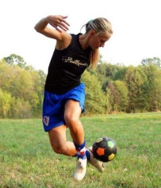 24-х летняя блондинка - самый сексуальный футбольный тренер