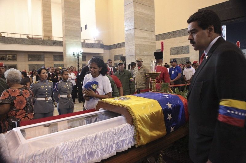 Президент Венесуели визнав, що іноді ночує біля могили попередника