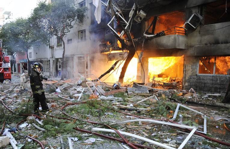 Число жертв взрыва газа в жилом доме в Аргентине выросло до 17