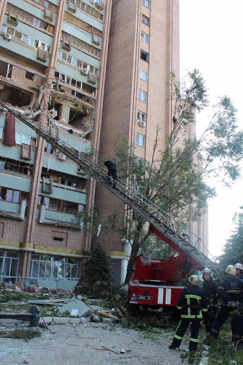 Взрыв дома в Луганске: число жертв растет