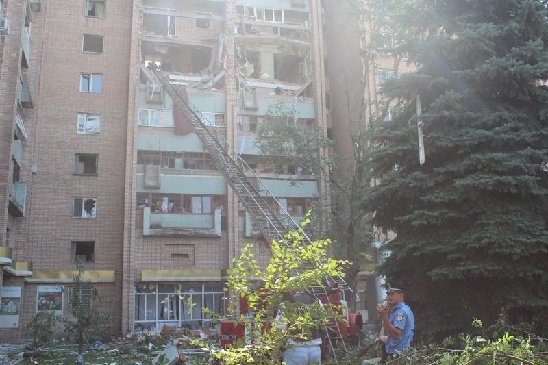 Взрыв дома в Луганске: число жертв растет