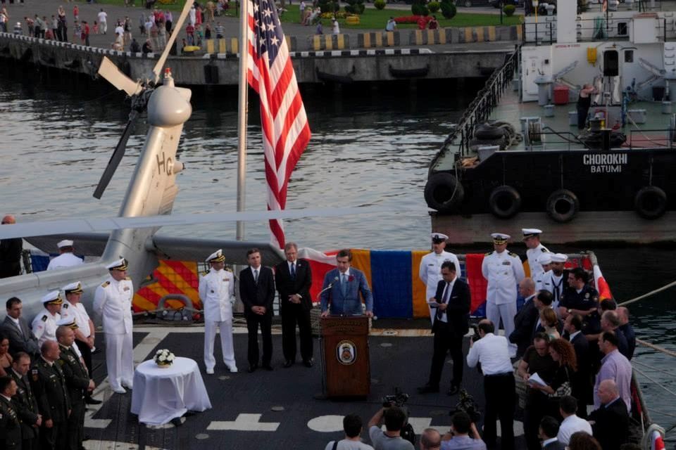 Президент и премьер Грузии поскандалили на борту корабля США