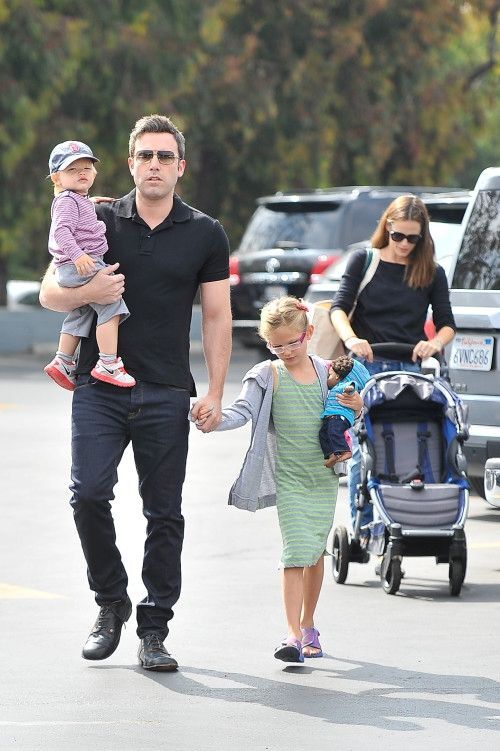 Аффлек и Гарнер покупают продукты на ярмарке