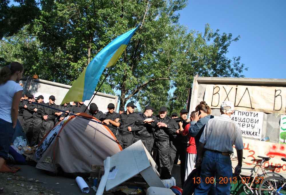У Києві напали на захисників скверу від забудови 