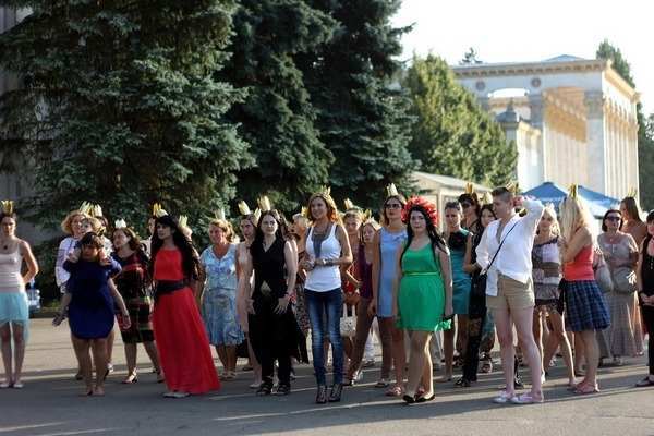 Алена Винницкая стала королевой для нового клипа Сони Сотник