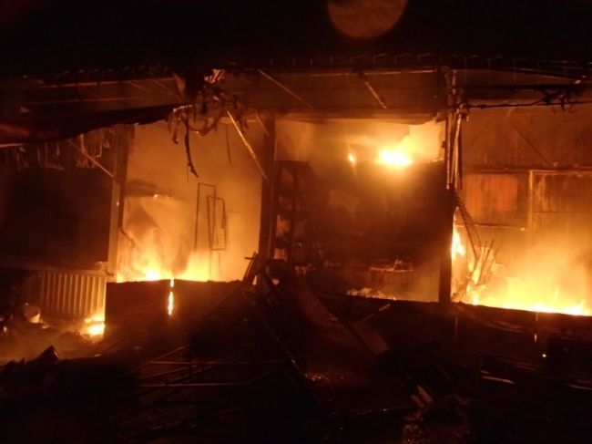 Крупный пожар на рынке в Киеве: сгорел самый большой павильон 