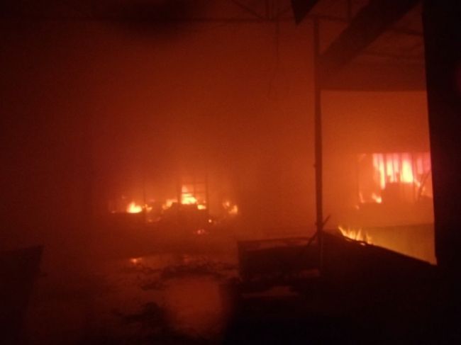 Пожар в Киеве: Пожарные не могли приблизиться к горящему рынку из-за МАФов