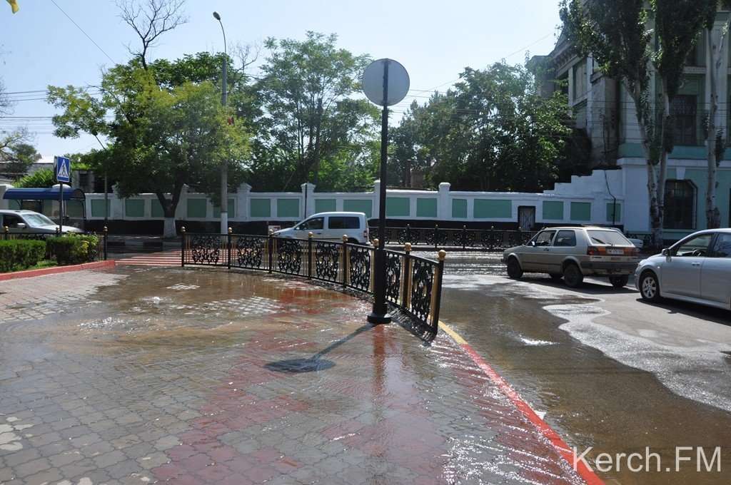 У Керчі центр міста затопило фекаліями