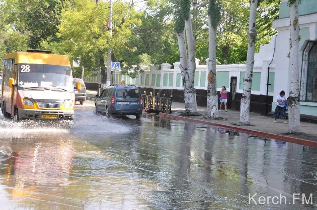 В Керчи центр города затопило фекалиями
