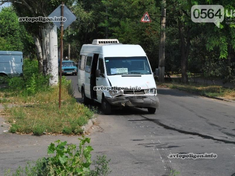 В Кривом Роге "Москвич" не пропустил маршрутку: 6 пострадавших