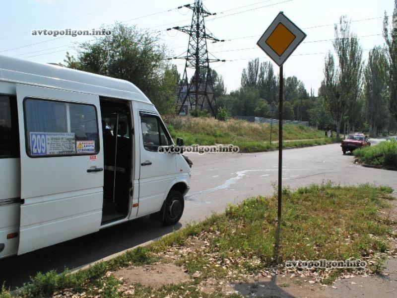 В Кривом Роге "Москвич" не пропустил маршрутку: 6 пострадавших