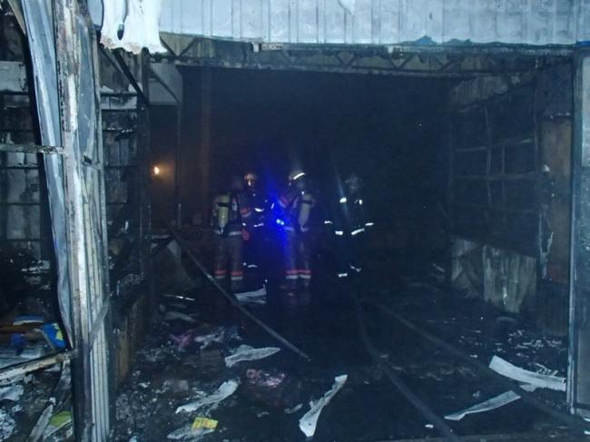 Пожар в Киеве: Пожарные не могли приблизиться к горящему рынку из-за МАФов