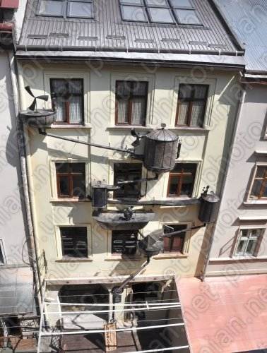 Львів'яни прикрасили фасад багатоповерхівки побутовими причандаллям
