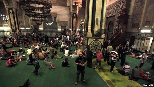 Поліція взяла штурмом мечеть в центрі Каїра