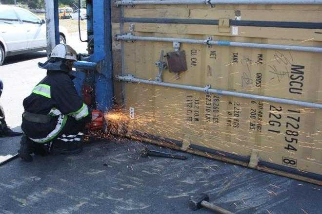 Запорожским спасателям пришлось поднимать МАЗ после ДТП 