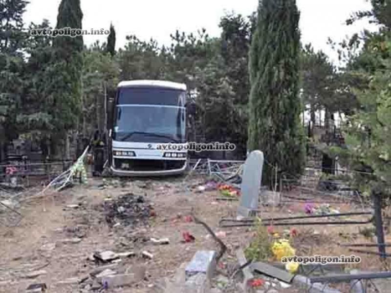 В Крыму автобус с 42 пассажирами разгромил кладбище