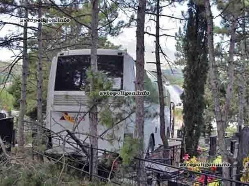 В Крыму автобус с 42 пассажирами разгромил кладбище