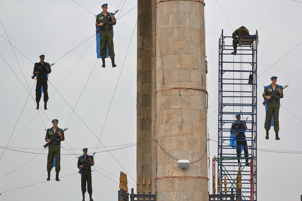 Повесить десант на воротах...