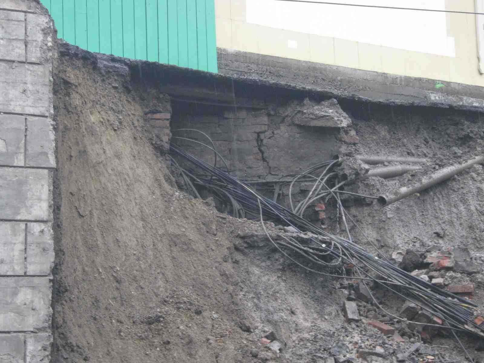 У Красноярську бетонна стіна впала на автомобіль з людьми