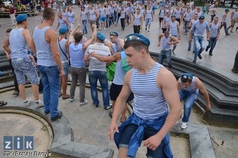 У Львові десантники вимагали води у відключених фонтанах