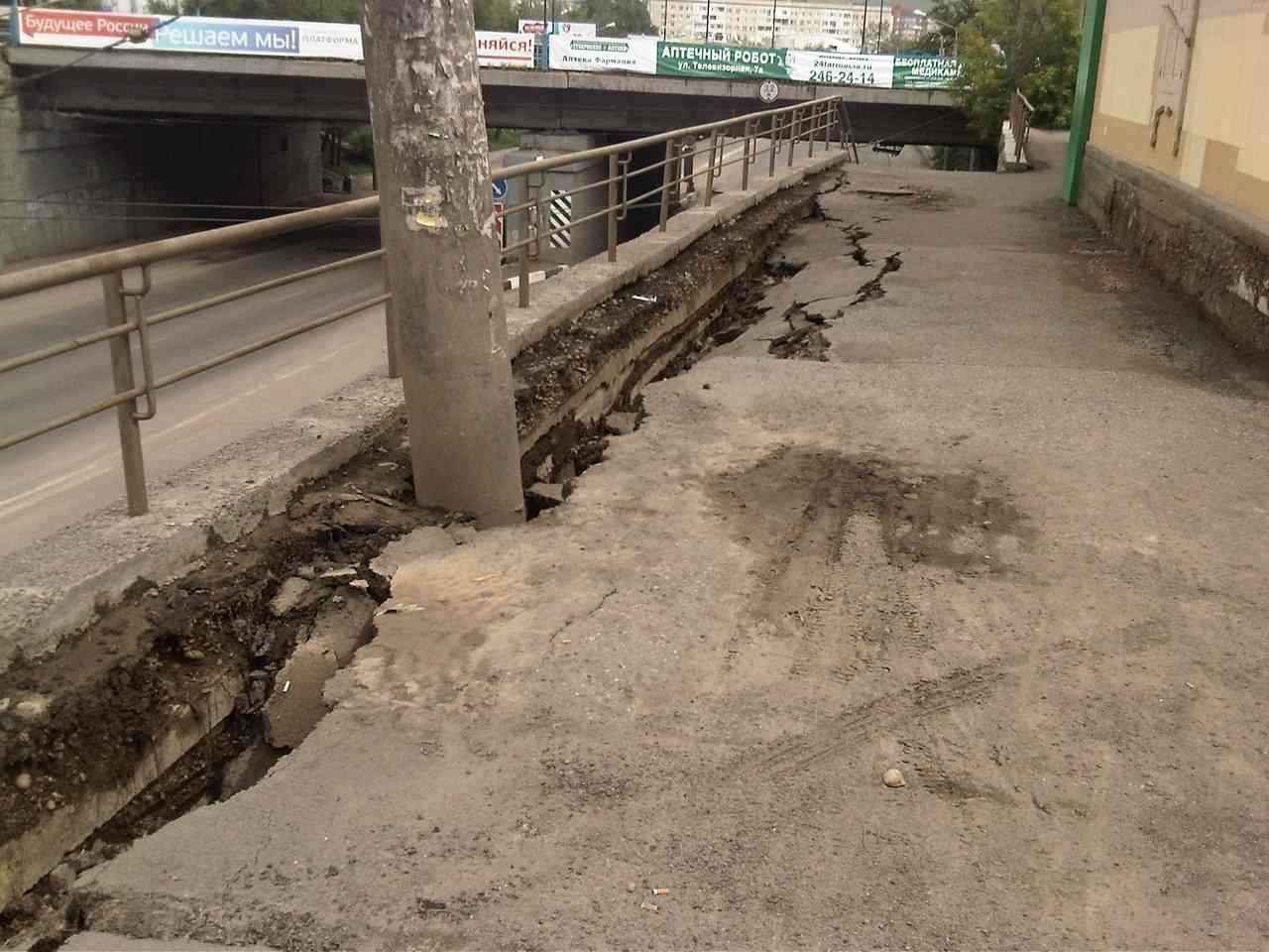 В Красноярске бетонная стена рухнула на автомобиль с людьми