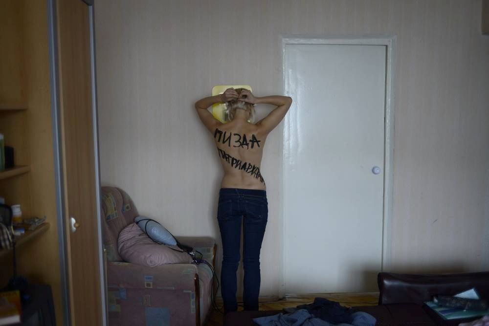 Соратница Ляшко выложила фото подготовки FEMEN к антипутинской акции