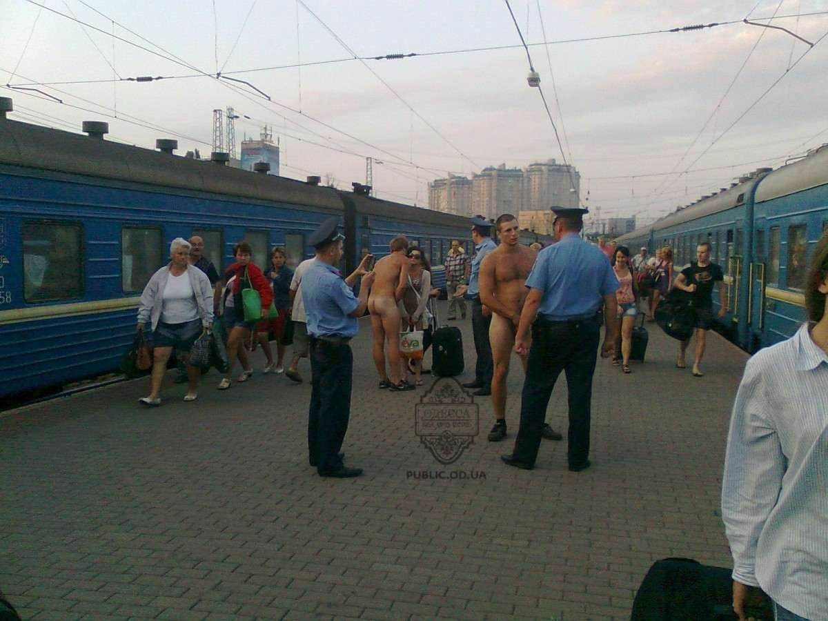 На ж/д вокзале в Одессе двое голых парней искали подруг